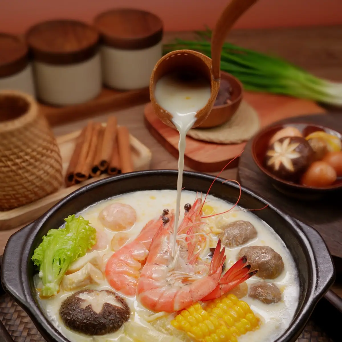 boiling thai tom yum soup 沸腾泰式冬阴功